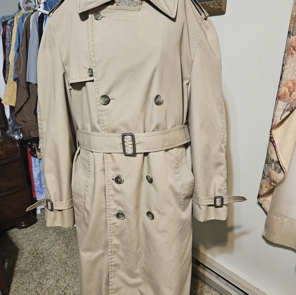 Vintage Beige Trench Coat with liner.  London Fog, 40 Short.